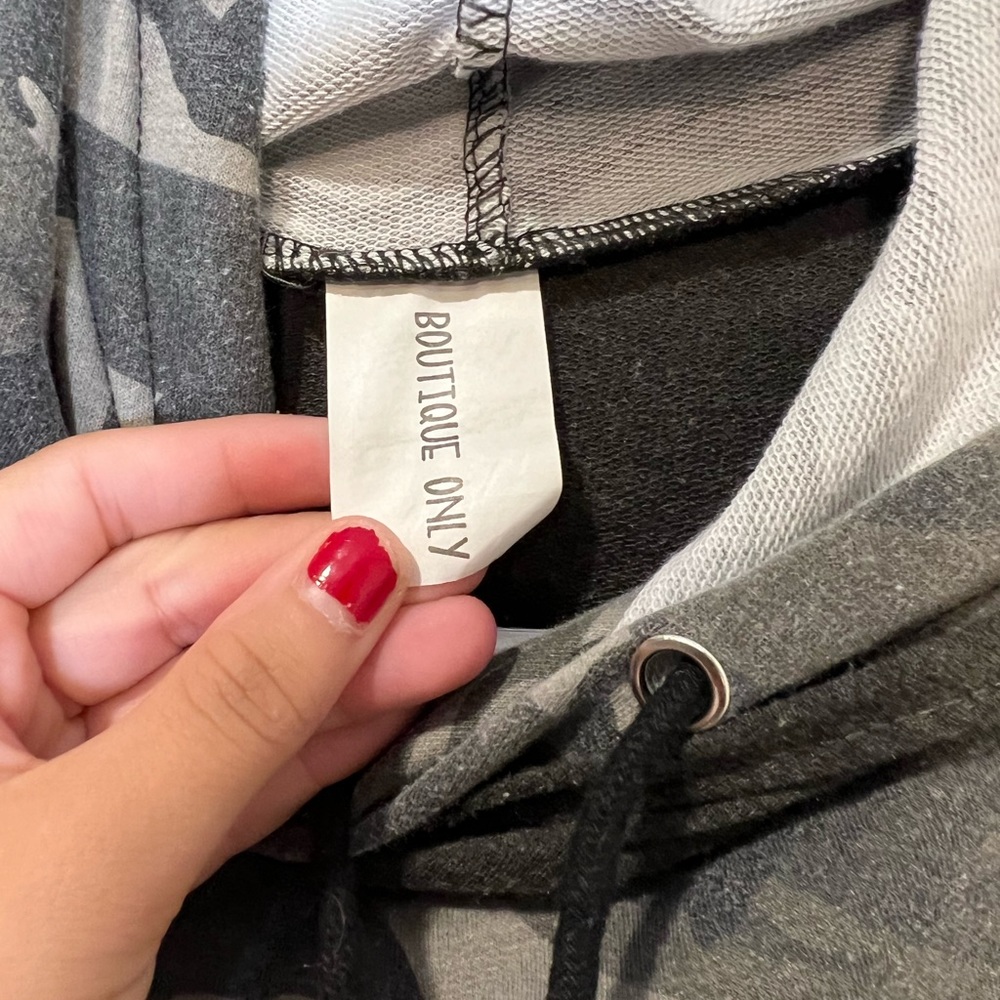 Boutique Only Sweatshirt - Picture 3 of 5